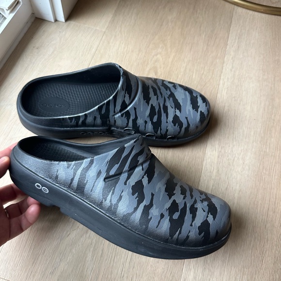OOFOS Gray Camouflage  Clogs - Picture 1 of 8